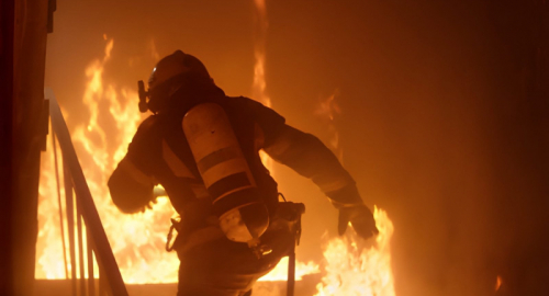 Incendio a Castel Maggiore, palazzina evacuata: soccorse nove persone